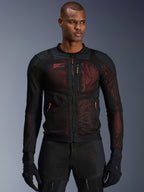 Alpinestars Troop-Air Pro Jakke, teknisk pansret motorcykeljakke, sort og fluorød, med røde lynlåstrækkere og Alpinestars-logo, åndbare mesh-paneler med rødt underlag, båret med matchende sorte kørebukser og handsker