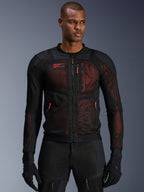 Alpinestars Troop-Air Pro Jakke, teknisk pansret motorcykeljakke i mesh, sort og rød fluo, bæres af en model, med store ventilationspaneler i mesh, rødt underlag og røde lynlåsstropper, urban kørestil