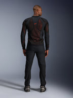 Alpinestars Troop-Air Pro Jakke i Sort Rød Fluo, set bagfra på model, teknisk pansret mesh-jakke med åndbare paneler, rødt logo på øverste del af ryggen, båret med sorte bukser og sneakers, urban motorcykelbeklædning