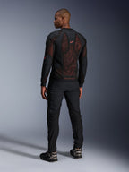 Alpinestars Troop-Air Pro Jakke i Sort Rød Fluo, set bagfra på en model, med stort 2D tech mesh-rygpanel og synligt rødt interiør, kombineret med sorte tekniske motorcykelbukser og sort-grå støvler, moderne urbant beskyttelsesudstyr til motorcykel