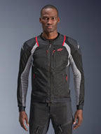 Alpinestars Troop-Air Pro jakke, sort, askegrå og klar rød, båret af en model, motorcykel-meshjakke med perforerede ventilationspaneler, røde lynlåslommer og hvide skulderlogoer, teknisk beskyttende køreudstyr