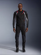 Alpinestars Troop-Air Pro Jakke, teknisk motorcykeljakke, sort, aske-grå og klar rød, med mesh-paneler og røde detaljer, båret af en mandlig model med sorte kørebukser og støvler, stilrent urbant design med teknisk ventilation.