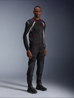 Alpinestars Troop-Air Pro jakke, sort, askegrå og lys rød, teknisk pansret mesh-jakke med røde detaljer og hvidt logo på skulderen, båret med matchende sorte bukser og støvler, moderne urban motorcykelbeklædning