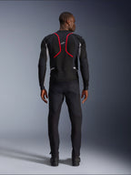 Model set bagfra iført Alpinestars Troop-Air Pro-jakken, sort med Ash Gray og Bright Red detaljer, teknisk mesh-konstruktion med markante røde linjer på ryggen, Alpinestars-logo på den øverste del af ryggen, kombineret med sorte motorcykelbukser, premium pansret luftjakke til landevejskørsel.