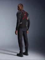 Alpinestars Troop-Air Pro-jakke, motorcykeljakke, sort, askegrå og lysende rød, set bagfra på model, med røde accentlinjer og mesh-ventilationspaneler, båret med sorte bukser og støvler, urban motorcykelstil