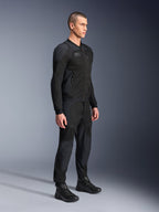 Alpinestars Troop-Air Pro jakke, teknisk pansret luftjakke, sort, båret af model med matchende sorte motorcykelbukser og støvler, med avanceret 2D tech mesh-struktur og åndbare ventilationspaneler, urban moderne køreudstyr.