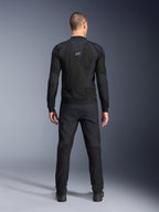 Alpinestars Troop-Air Pro jakke, set bagfra, sort, teknisk motorcykel-luftjakke med store mesh-ventilationspaneler og hvidt Alpinestars-logo, kombineret med sorte bukser, moderne urbant køreudstyr