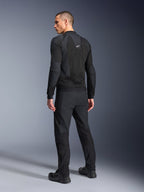 Alpinestars Troop-Air Pro-jakke, sort, teknisk pansret luftjakke set bagfra, med omfattende mesh-paneler til luftgennemstrømning, kombineret med matchende sorte tekniske bukser og sko.