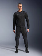 Alpinestars Troop-Air Pro Jakke, sort teknisk pansret motorcykeljakke, med mesh-paneler og lynlåse foran, båret med matchende sorte bukser og motorcykelstøvler, premium urbant køreudstyr