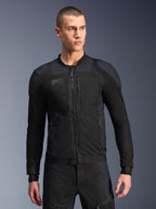 Alpinestars Troop-Air Pro Jakke, sort mesh-motorcykeljakke, mandlig model iført pansret luftjakke med 2D tech mesh-struktur, frontlynlås, lynlåslommer, teknisk performance-køreudstyr