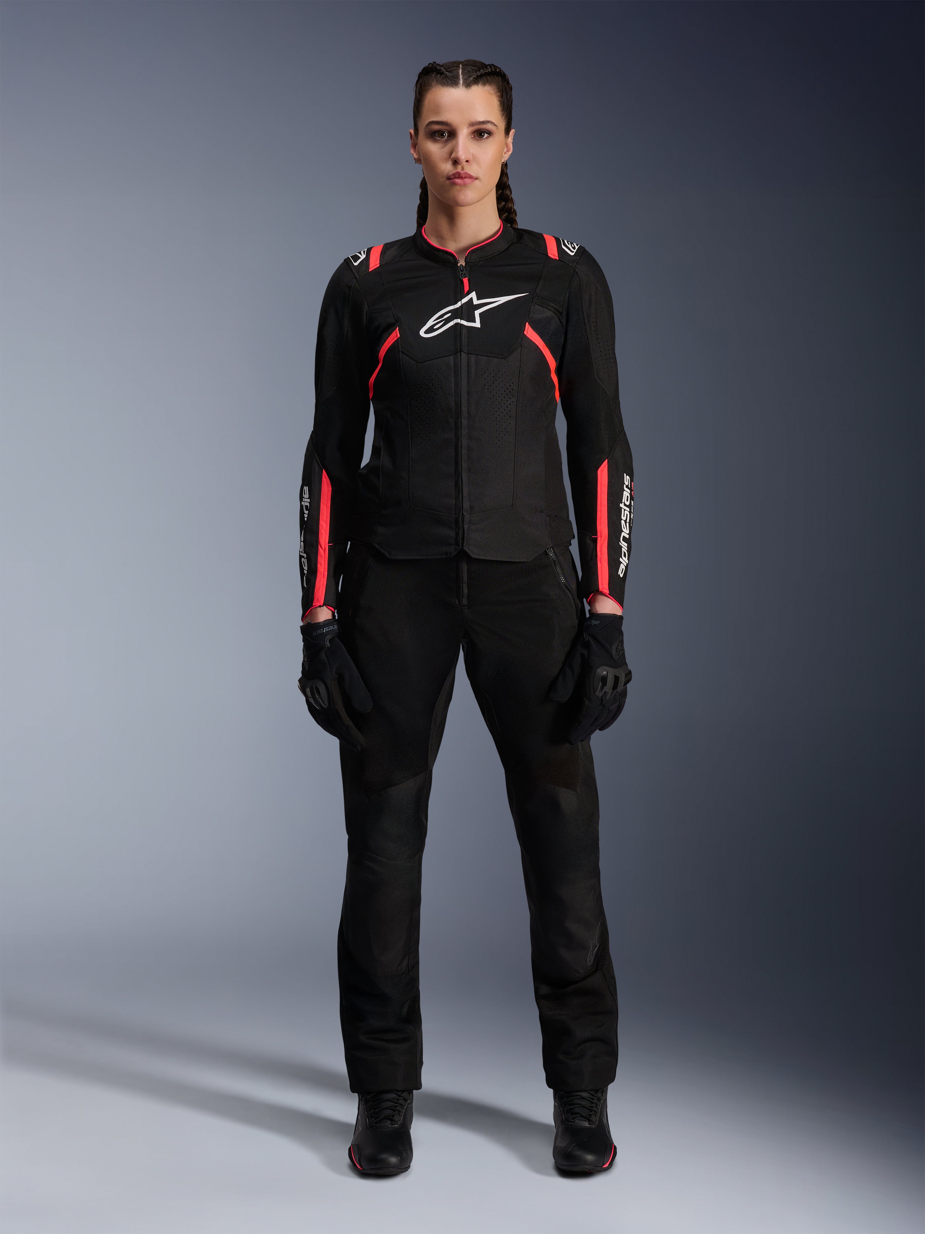 Alpinestars Stella T-SPS Air v2 jakke, motorcykeljakke til damer, sort og Diva Pink, set forfra, hvidt logo på brystet, mesh-ventilationspaneler, båret med sorte bukser og handsker, elegant urbant køreudstyr