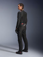 Alpinestars Stella T-Sps Air v2 jakke til damer, sort og Diva Pink, tekstil motorcykeljakke vist fra siden bagfra, store mesh-paneler for ventilation, hvidt stjernelogo på ryggen, båret med matchende sorte kørebukser, handsker og støvler