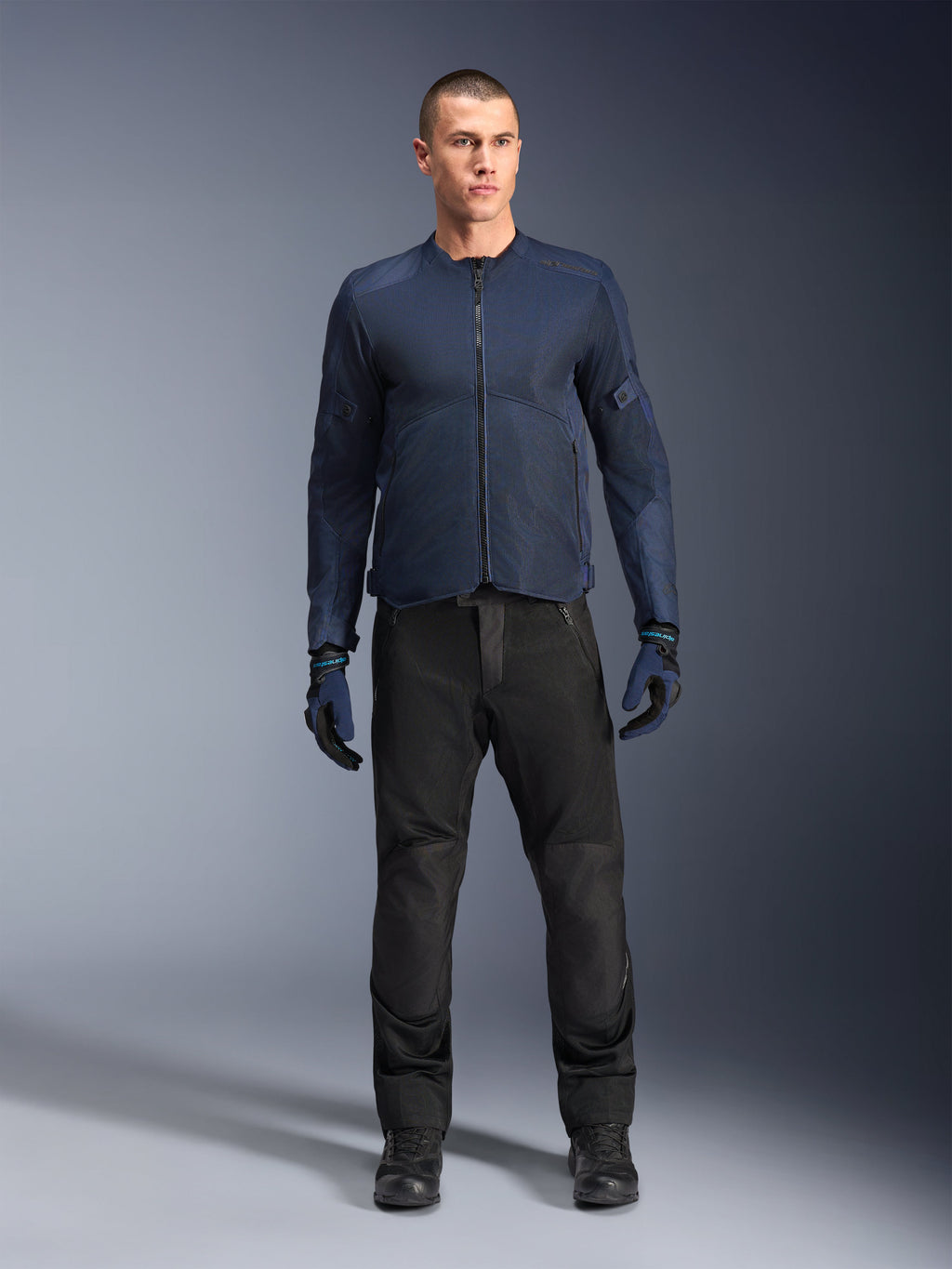 Alpinestars C-1 Air Jakke, blå urban motorcykeljakke til herrer i ventileret tech mesh, båret med sorte bukser, ideel til pendling og touring.