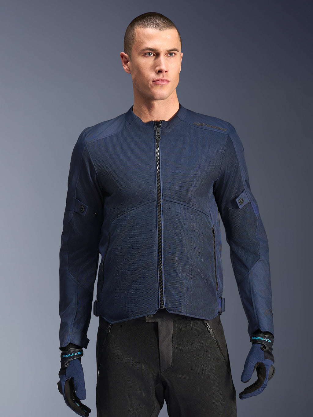 Alpinestars C-1 Air Jakke, herre-motorcykeljakke til urban kørsel, blå, ventilerende tech mesh-paneler, CE-certificeret beskyttelse, let tekstilmateriale, båret af model