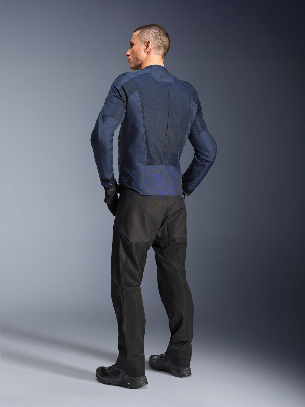 Alpinestars C-1 Air Jakke, blå urban motorcykeljakke til herrer, mesh-paneler og reflekterende detaljer, set bagfra.