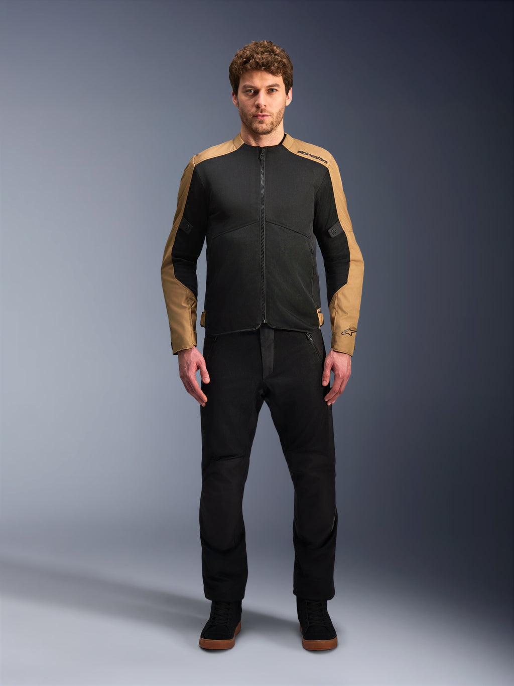 Alpinestars C-1 Air-jakke, urban motorcykeljakke til herrer, sort og sand, med åndbare tech mesh-paneler i tekstil.