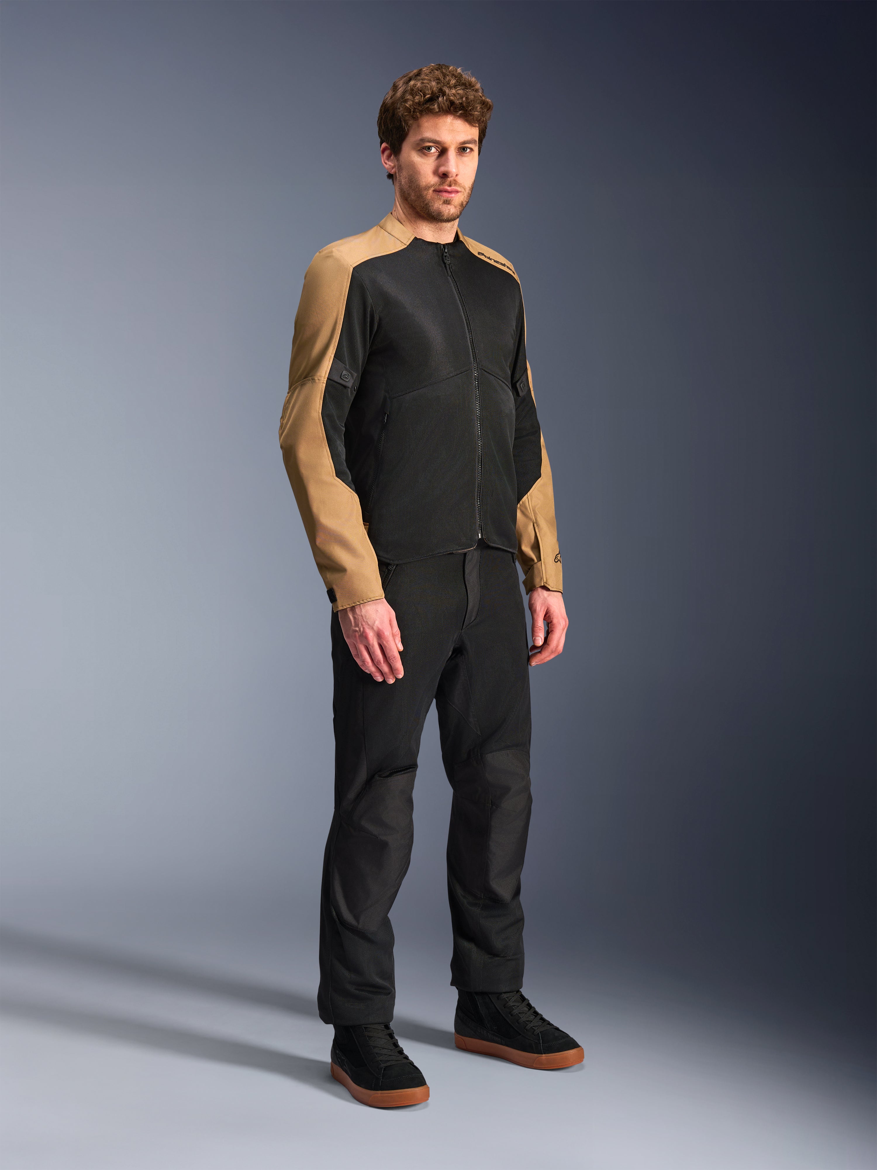 Alpinestars C-1 Air jakke, urban motorcykeljakke til herrer i sand og sort med åndbare mesh-paneler.