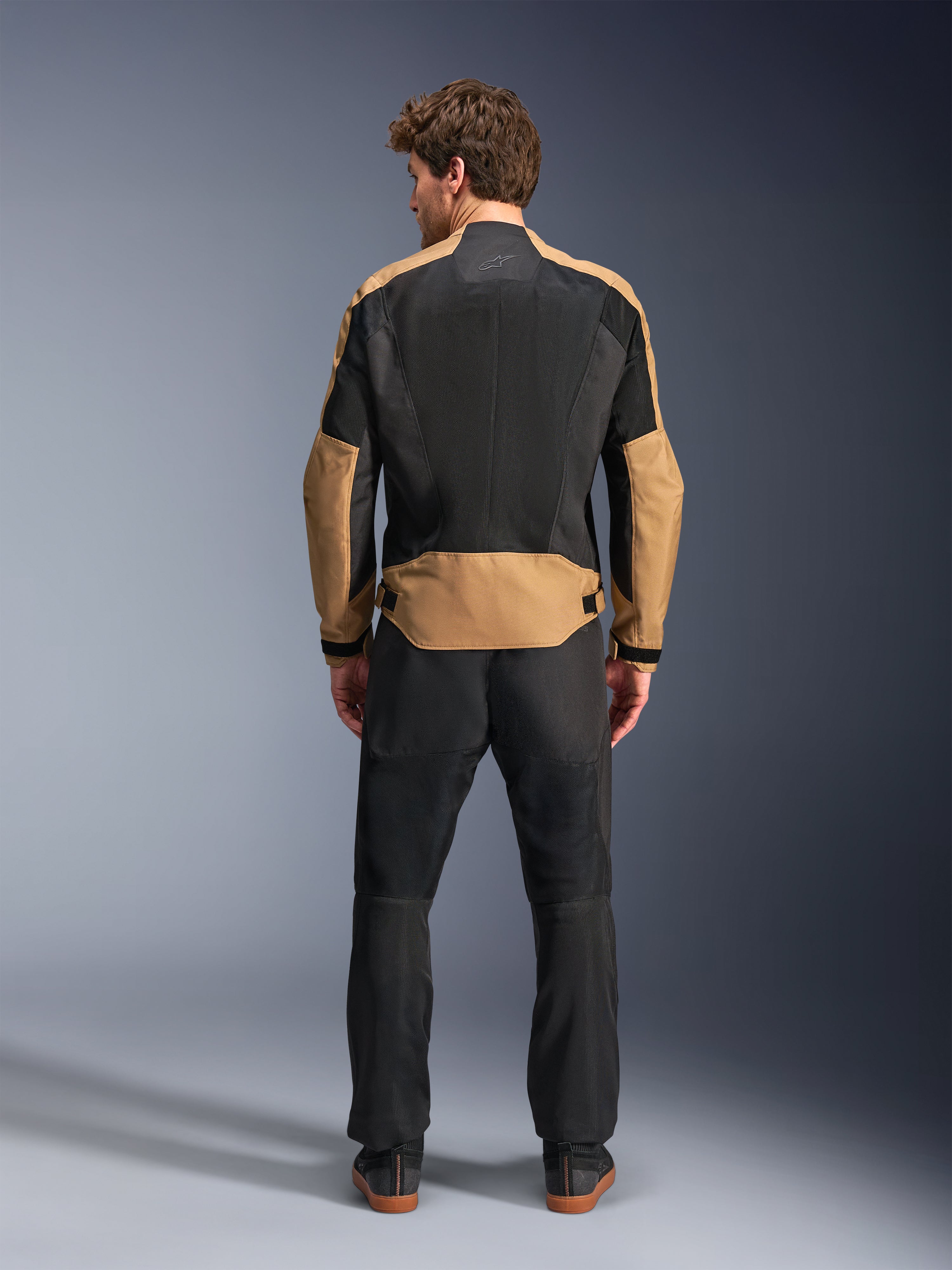Alpinestars C-1 Air Jakke, urban motorcykeljakke til herre, sand og sort tekstil med mesh-paneler, set bagfra.