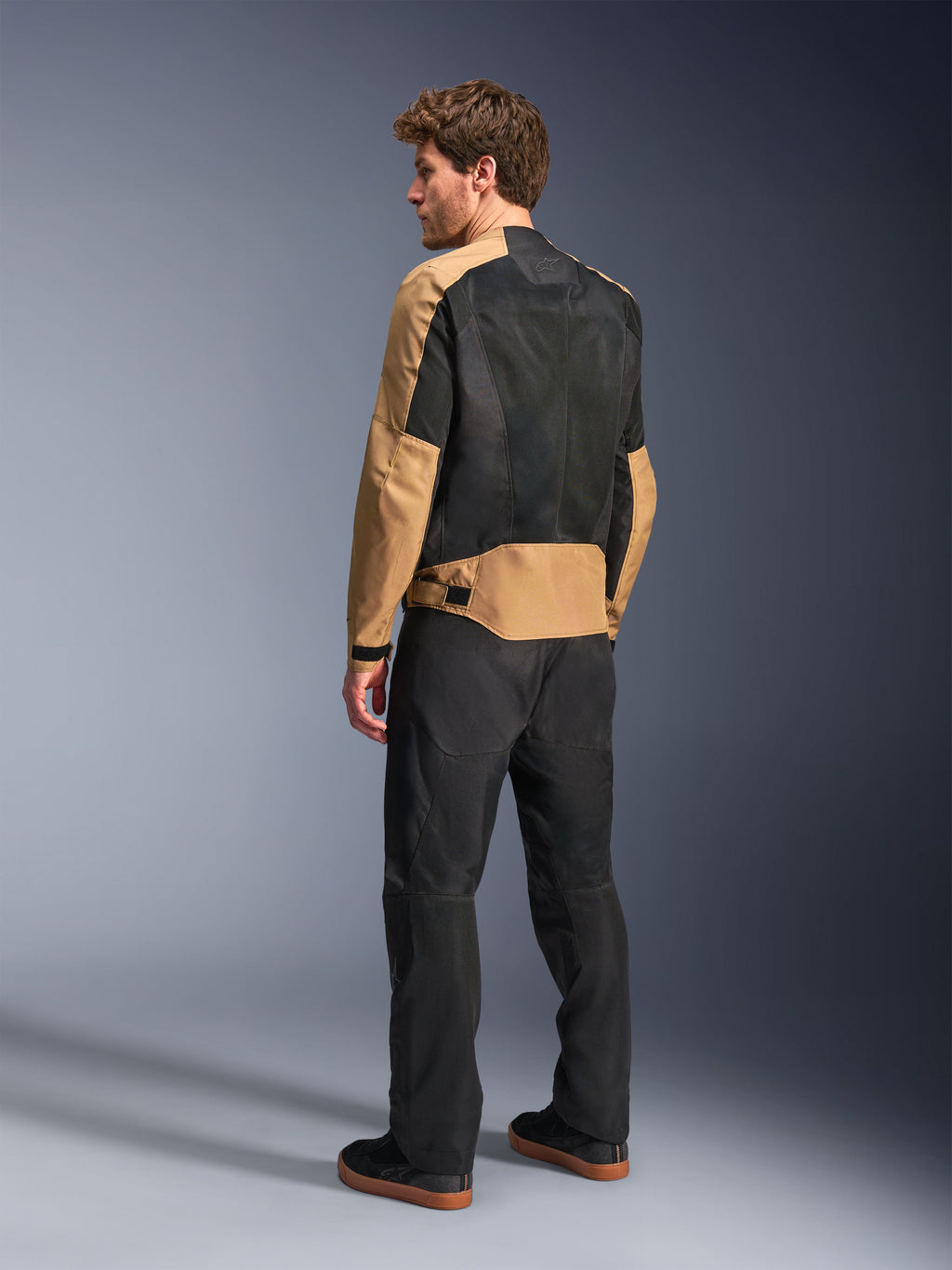 Alpinestars C-1 Air jakke, urban herre-motorcykeljakke i sand og sort tekstil, set bagfra med tech-meshpaneler.
