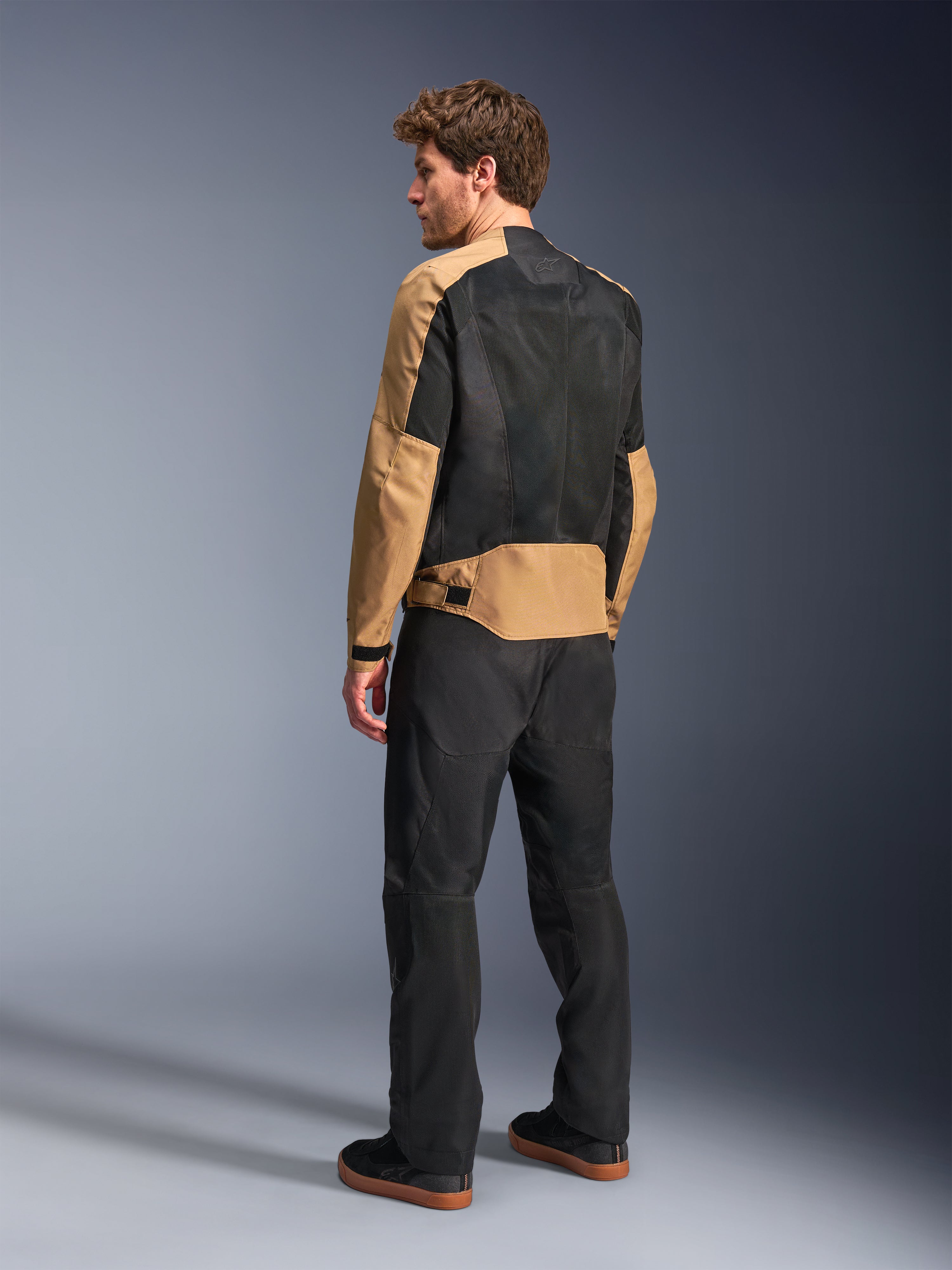Alpinestars C-1 Air jakke, urban herre-motorcykeljakke i sand og sort tekstil, set bagfra med tech-meshpaneler.