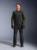 Alpinestars C-1 Air-jakke, khaki og sort, båret af mandlig model med sorte motorcykelbukser og handsker, letvægts tekstildesign med tech mesh-paneler, moderne urbant køreudstyr