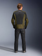 Alpinestars C-1 Air-jakke i khaki og sort set bagfra, med et stort tech mesh-rygpanel til ventilation, kombineret med sorte motorcykelbukser, moderne urbant motorcykeludstyr til vejbrug