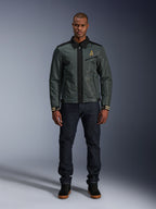 Alpinestars Ignite Air Jakke i Urban Gray Black Blue, motorcykeljakke i Harrington-stil med skjortekrave og mesh-konstruktion, båret af en mand med mørke denimjeans og sorte sneakers, urban streetwear til motorcyklister.