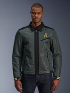 Alpinestars Ignite Air jakke, urban motorcykeljakke, mørk skovgrøn med sorte detaljer, vist på model med denimbukser, Harrington-inspireret skjortekrave, lynlås foran, logo på brystet og stribede manchetter, moderne mesh- og tekstilkonstruktion til sommerkørsel