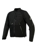 Alpinestars Provoke jakke, tekstil motorcykeljakke, sort, med ripstop softshell-paneler, laserperforeret brystzone, lynlåslommer, hvidt Alpinestars-logo på ærme og bryst, moderne urbant køreudstyr
