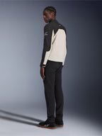 Alpinestars Provoke jakke, urban motorcykeljakke, sort og metalgrå, set bagfra i trekvart profil på en model, totonet tekstilkonstruktion med Alpinestars-logo på skulderen, båret med sorte bukser og sorte sneakers, moderne gadeklar beskyttelse