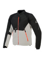 Alpinestars Provoke-jakke, urban motorcykeljakke, sort og metalgrå med fluorescerende røde lynlåsdetaljer, med laserperforerede brystpaneler, ripstop softshell-forstærkninger og D-rings-fæste foran, gadevenligt design til kørsel i varmt vejr