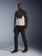 Model iført Alpinestars Provoke Jacket i Black Metal Gray, med karakteristiske røde lynlåse foran og på lommerne, kombineret med sorte bukser og sorte high-top sneakers med gummisåler, urbant moderne motorcykeludstyr til et street-ready look