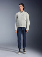 Alpinestars Circal-1 Air-jakke, Metal Gray, urban motorcykeljakke med mesh-paneler til luftgennemstrømning, båret af en model med blå jeans og grå kørselssneakers, minimalistisk design til bæredygtig bykørsel.