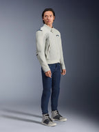 Alpinestars Circal-1 Air-jakke i Metal Gray og Methyl Blue, båret af en model med mørkeblå jeans og grå sneakers, urban sommer-motorcykeljakke med store mesh-ventilationspaneler og et minimalistisk design.