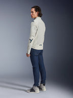 Alpinestars Circal-1 Air-jakke, urban motorcykeljakke, Metal Gray med Methyl Blue-detaljer, båret af en model set i trefjerdedelsprofil bagfra med mørkeblå jeans og grå high-top sneakers, med mesh-paneler og et minimalistisk design