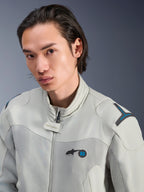Alpinestars Circal-1 Air-jakke, Metal Gray med Methyl Blue-detaljer, mandlig model iført urban sommer-motorcykeljakke, nærbillede af mesh-ventilationspaneler og minimalistisk branding på brystet