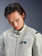 Mandlig model iført Alpinestars Circal-1 Air-jakke i Metal Gray med Methyl Blue-detaljer, nærbillede der fremhæver kraven, mesh-paneler på brystet og minimalistisk logo-branding, bæredygtigt urbant motorcykeludstyr