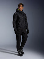Alpinestars Mogress Air-jakke, urban motorcykeljakke, sort med Lime Punch- og hvide detaljer, båret med sorte kørebukser, handsker og sort-hvide støvler, moderne utility-inspireret design.