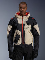 Alpinestars Mogress Air-jakke, urban motorcykeljakke, Almond og sort med Hot Orange lynlåse og hættefor, design med hætte og utility-lommer, logo på brystet, vist med sorte handsker