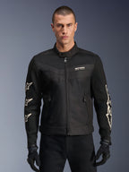 Alpinestars T-Dyno Air jakke, sort motorcykeljakke i tekstil, med hvid stjernegrafik på ærmerne og logo på brystet, mesh-paneler til ventilation, vintage-inspireret bikerpasform, båret med sorte handsker og bukser