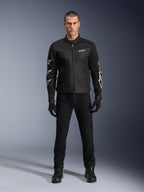 Mandlig model iført Alpinestars T-Dyno Air jakke, sort, let tekstil motorcykeljakke med åndbar 3D-mesh, hvide stjernelogoer på ærmerne, kombineret med sorte bukser, handsker og støvler, set forfra, stående