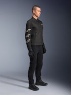 Alpinestars T-Dyno Air jakke, sort, tekstil motorcykeljakke, med tre hvide Alpinestars-logoer på ærmet, båret med matchende sorte bukser og handsker, urban køreudstyr med åndbare mesh-paneler