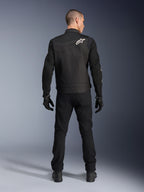 Alpinestars T-Dyno Air Jakke, sort, bagfra på model, tekstil motorcykeljakke med 3D-meshpaneler og hvidt stjernelogo på skulderen, båret med sorte bukser og handsker, moderne urbant køreoutfit
