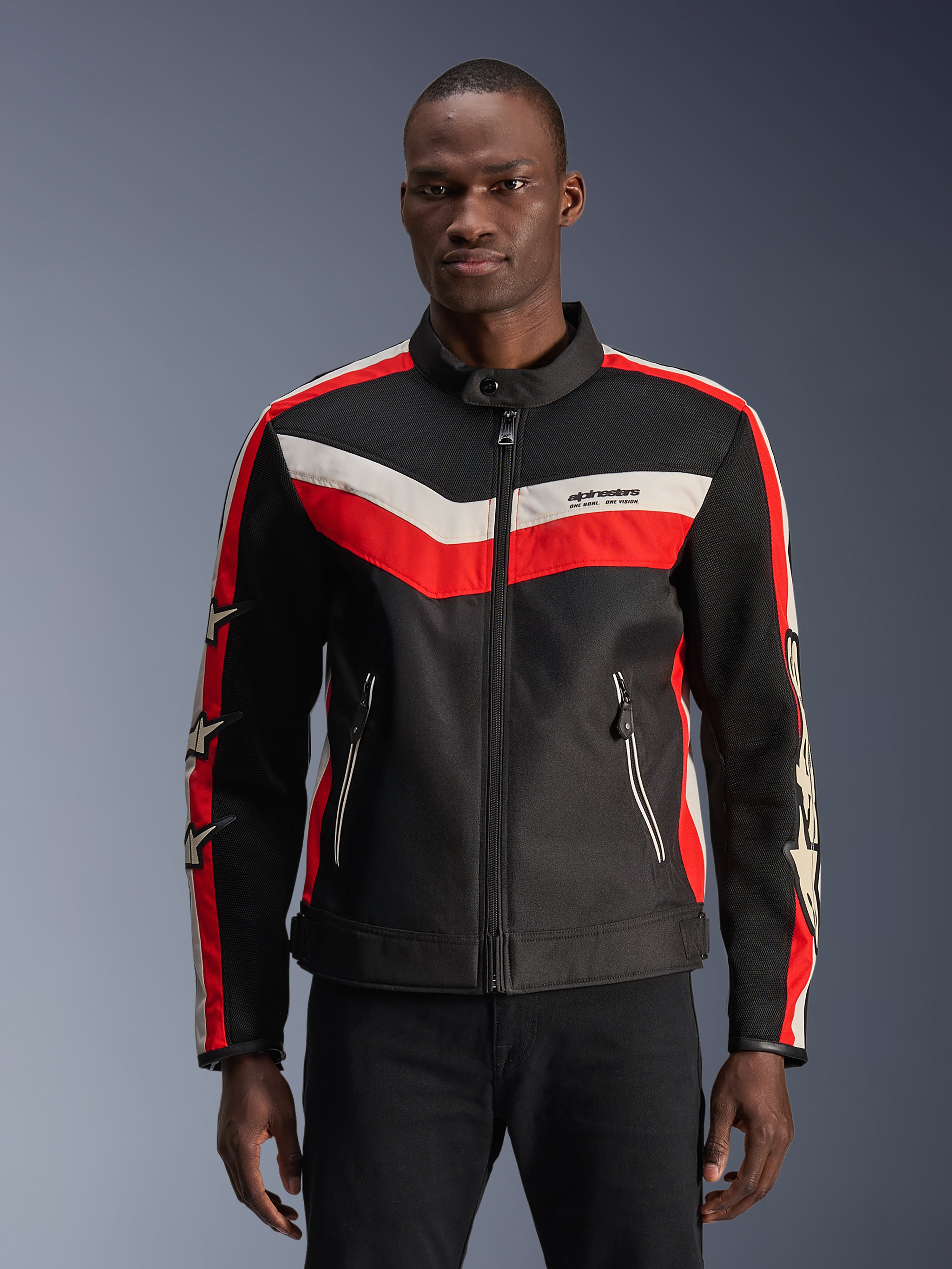 Alpinestars T-Dyno Air jakke, sort med klare røde og ecru chevron-striber, stjerne-detaljer på ærmerne, høj krave med lynlås foran, lynlåslommer, vintage-inspireret tekstil-motorcykeljakke design