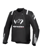 Alpinestars T-Stunt Air-jakke, sort og hvid, motorcykeljakke med sportssnit set forfra, med stort hvidt Alpinestars-logo og tekst på brystet, hvide detaljer på skuldrene og mesh-paneler til modulær ventilation