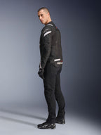 Alpinestars T-Stunt Air-jakke, sort og hvid, modulær motorcykeljakke med tech mesh-paneler, vist fra en profil fra siden og ryggen på en model, båret med sorte motorcykelbukser og sko, med hvide detaljer og branding på skuldre og ryg.