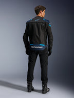 Alpinestars T-Stunt Air-jakke, modulær tekstil-motorcykeljakke, sort, mørkeblå og lyseblå, set bagfra, der viser det nederste opbevaringsrum til ærmer med hvidt Alpinestars-branding, båret med sorte bukser og støvler.