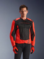 Alpinestars MM93 T-SPS Air V2 jakke, motorcykeljakke, rød fluo og sort, båret af en model med matchende røde handsker og sorte bukser, med 'Marc Marquez'-branding på brystet og '93'-logo, sporty mesh-konstruktion