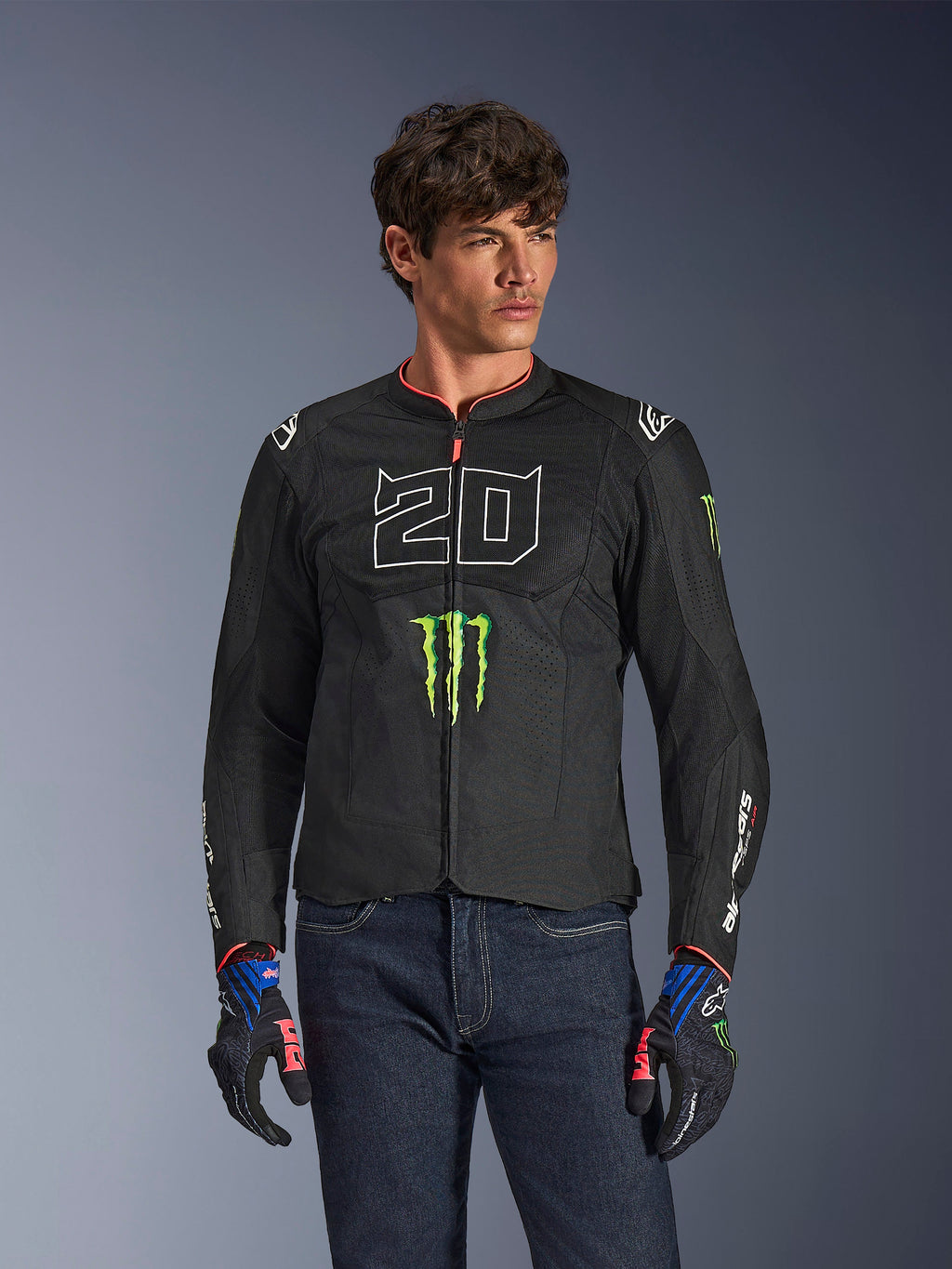 Alpinestars FQ20 T-SPS Air V2 Monster-jakke, sort motorcykeljakke med stort hvidt '20' og grønt Monster Energy-logo, båret af en mandlig model med mørke jeans og matchende handsker, letvægts mesh-konstruktion til bykørsel