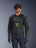 Alpinestars FQ20 T-SPS Air V2 Monster-jakke, sort motorcykeljakke med stort hvidt '20' og grønt Monster Energy-logo, båret af en mandlig model med mørke jeans og matchende handsker, letvægts mesh-konstruktion til bykørsel